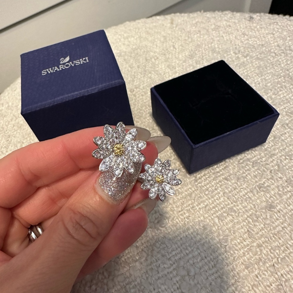 Swarovski Crystal Daisy Ring with Gold Accents